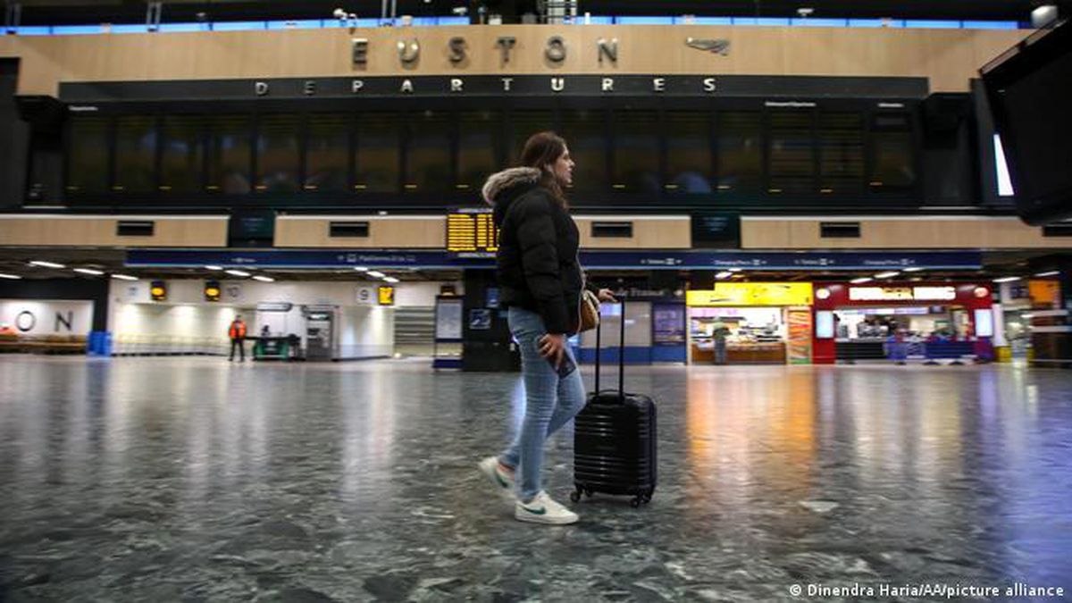 İngiltere'de yarım milyon kişi daha fazla maaş talebiyle grevde