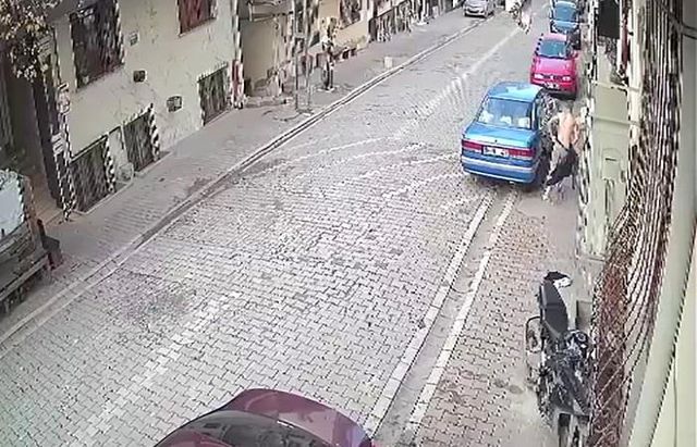İnternetten tanıştığı engelli gencin evine gitti, aileye yakalanınca yarı çıplak halde kaçtı İnternetten tanıştığı engelli gencin evine gitti, aileye yakalanınca yarı çıplak halde kaçtı