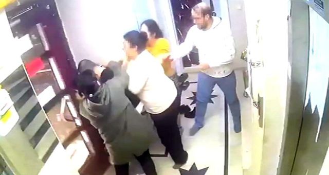 İnternetten tanıştığı engelli gencin evine gitti, aileye yakalanınca yarı çıplak halde kaçtı İnternetten tanıştığı engelli gencin evine gitti, aileye yakalanınca yarı çıplak halde kaçtı
