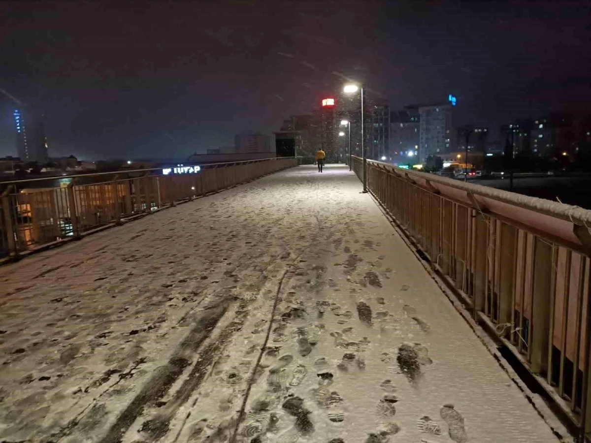 İstanbul\'da beklenen kar yağışı başladı