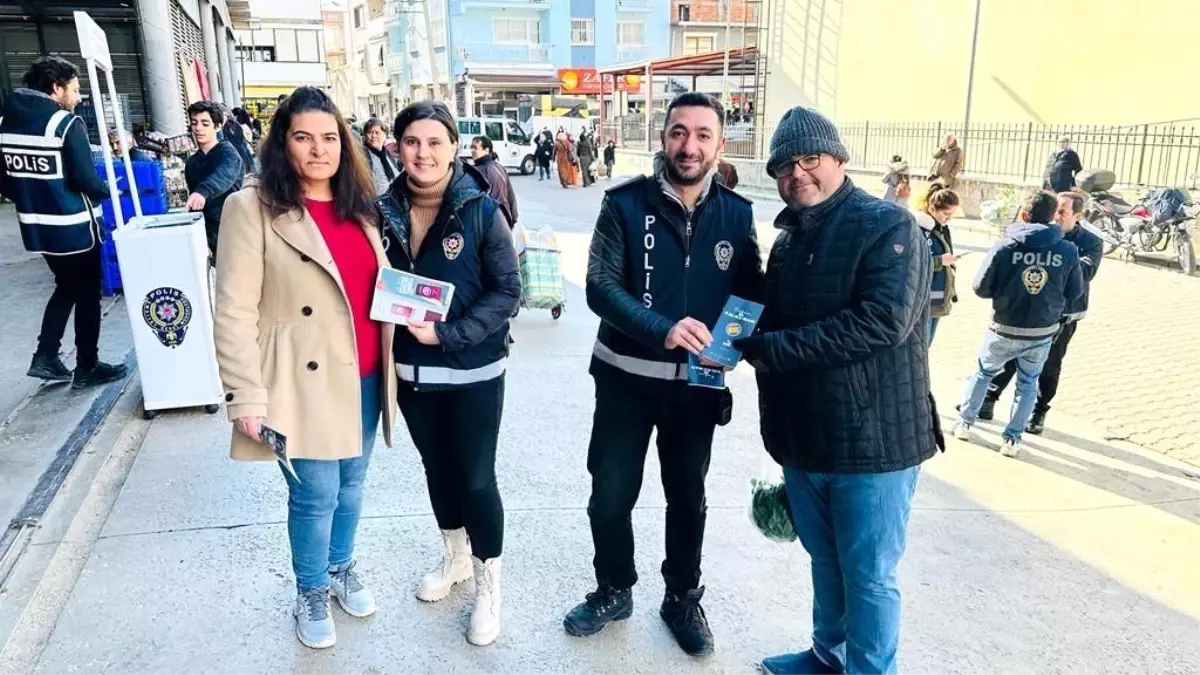 İzmir\'de polis ekipleri vatandaşları KADES hakkında bilgilendirdi