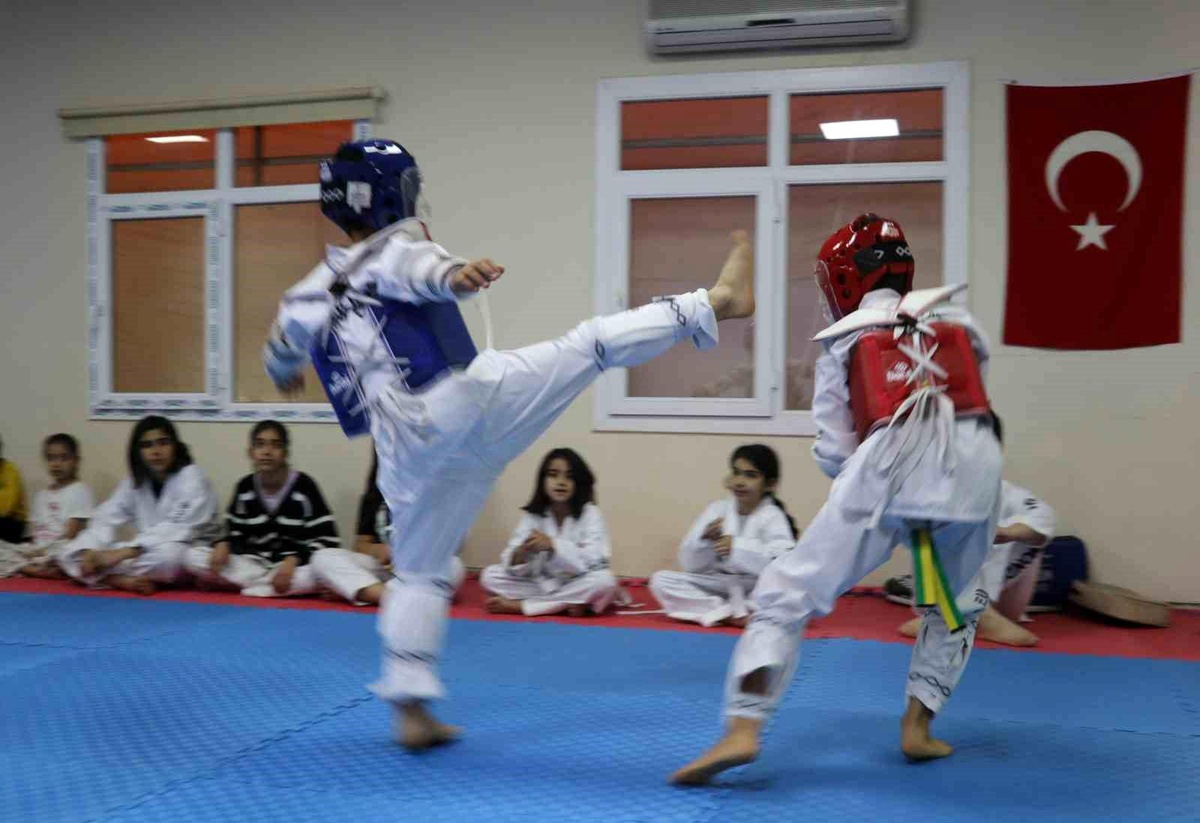 Karaköprü\'de gençler zamanını sporla değerlendiriyor