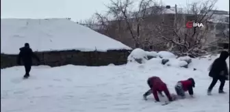 Karlıova'da beklenen karın yağması en çok çocukları sevindirdi
