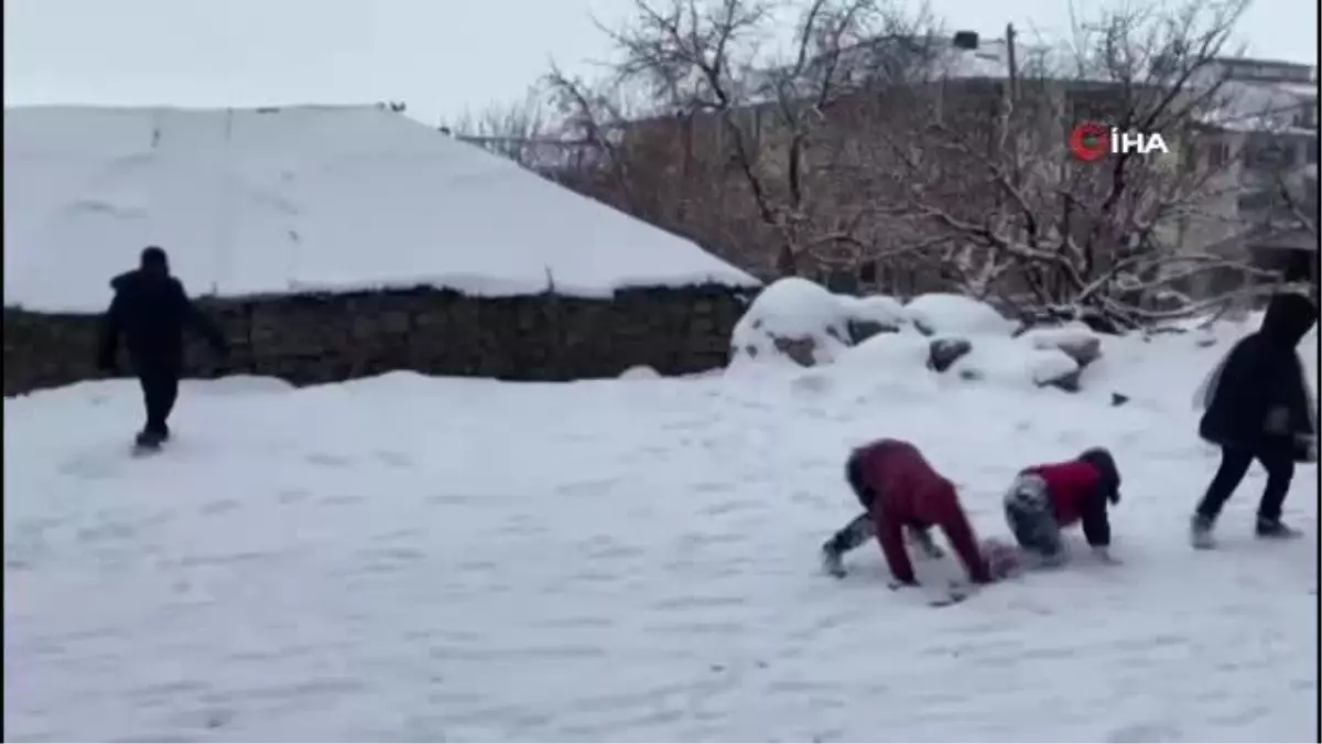 Karlıova\'da beklenen karın yağması en çok çocukları sevindirdi