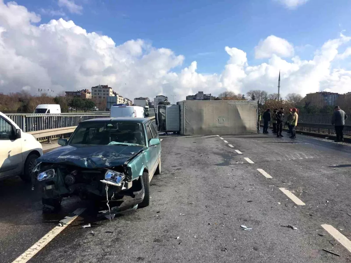 Otomobilin çarptığı kamyonet devrildi: 1 yaralı