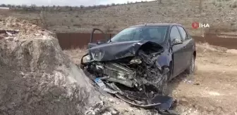 Kontrolden çıkan otomobil kayaya çarparak durabildi: 2 yaralı