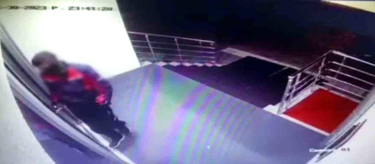 Motosikletli kurye kılığında geldiler, yangın vanalarını çaldılar