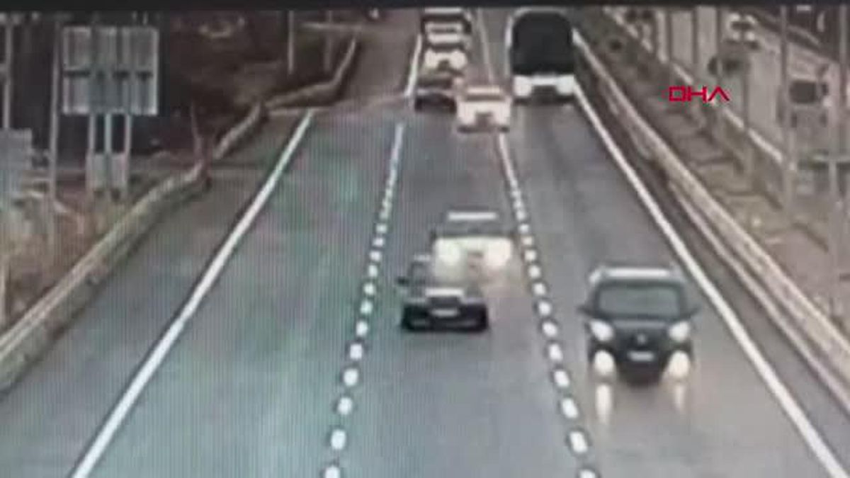 OTOBÜSÜN ÇARPTIĞI YARALI ŞAHİNİ KAMYON SÜRÜCÜSÜ KURTARDI; O ANLAR KAMERADA