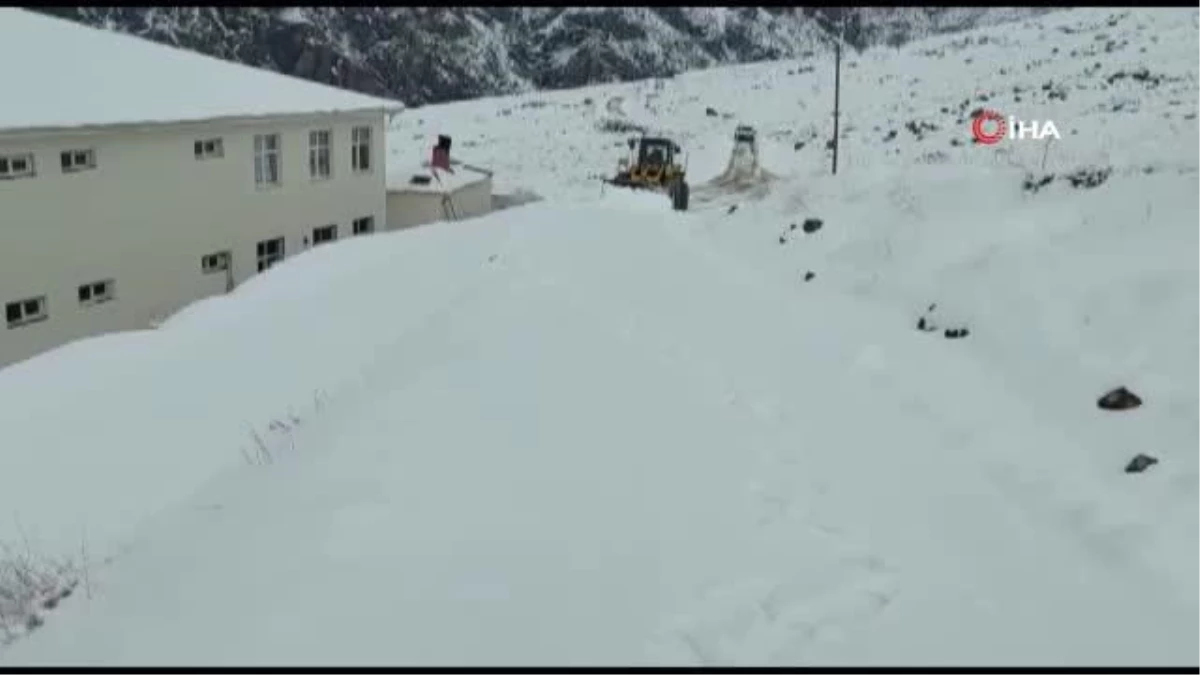 Siirt\'te kar yağışı nedeniyle 9 köy yolu ulaşıma kapandı
