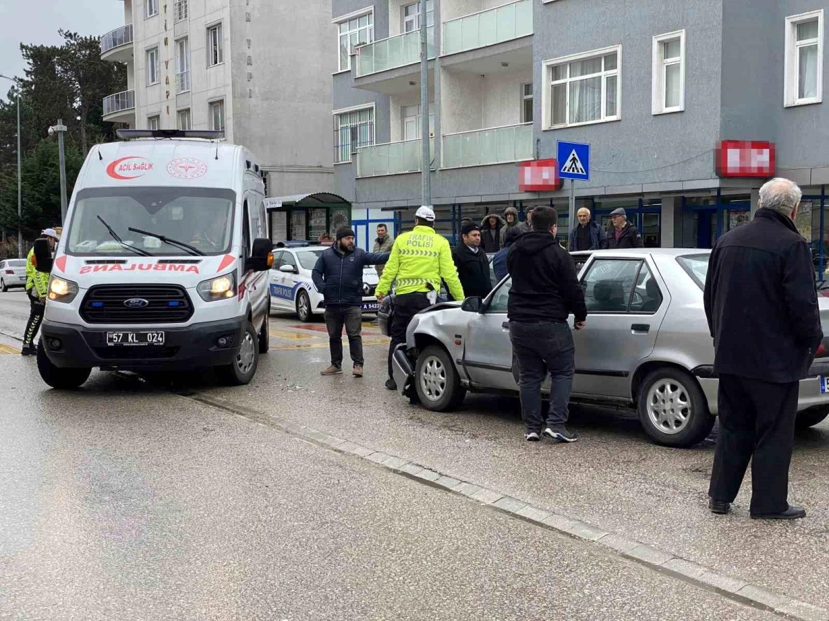 Sinop\'ta iki otomobilin çarpıştığı kazada 3 kişi yaralandı