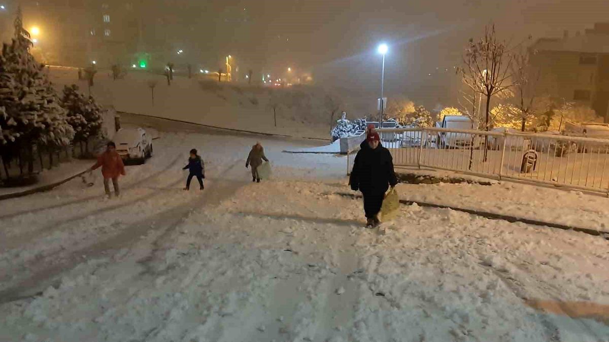 Sitemle sevinci bir arada yaşayan çocukların kar heyecanı güldürdü