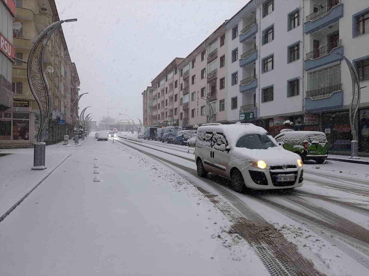 Sorgun\'a yılın ilk karı düştü