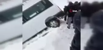 Van'da faciadan dönüldü: Yolcu minibüsü şarampole yuvarlanmaktan son anda kurtuldu