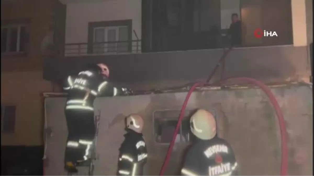 Yangına müdahale eden itfaiye aracı devrildi, 1 itfaiye eri yaralı