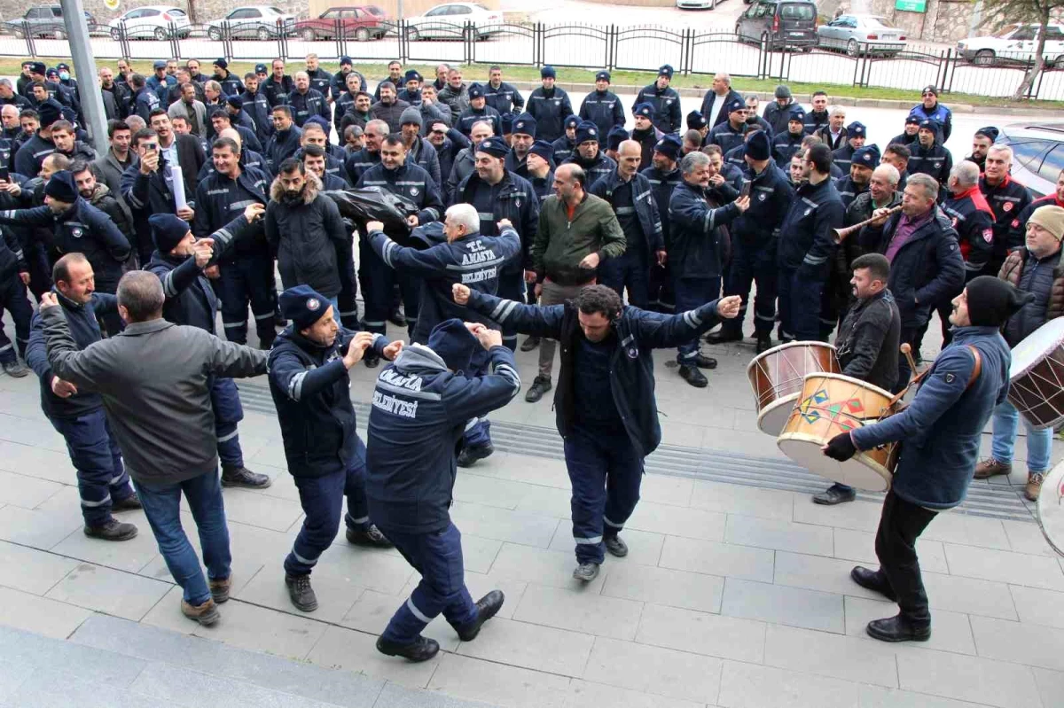 Amasya Belediyesi\'nde işçiler rekor maaş zammını davul-zurnayla kutladı