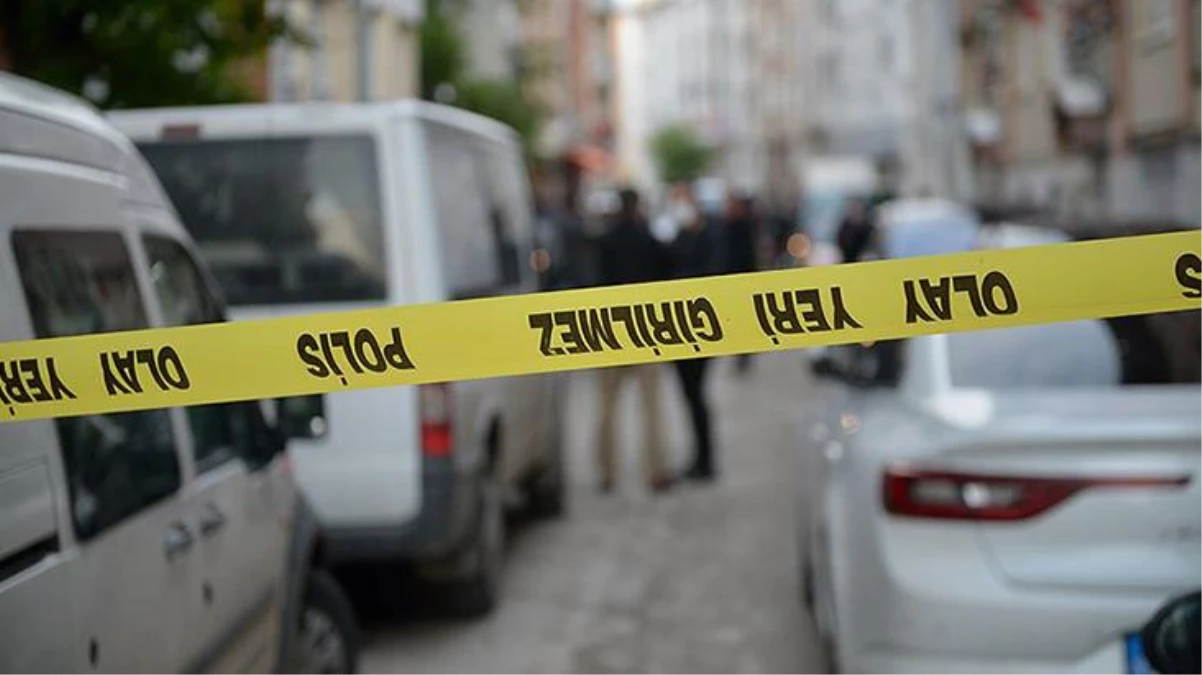 Antalya\'da otomobilin içinde 3 kişi başından vurulmuş halde bulundu