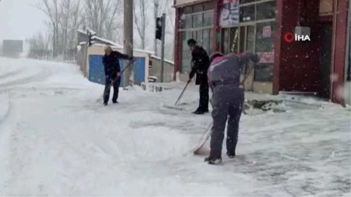 Aşkale\'de yoğun kar yağışı