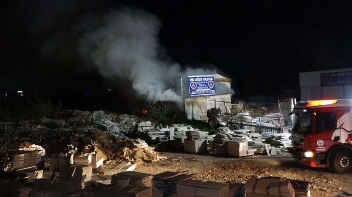 Aynı gün hem babasını hem de yangında mobilya atölyesini kaybetti