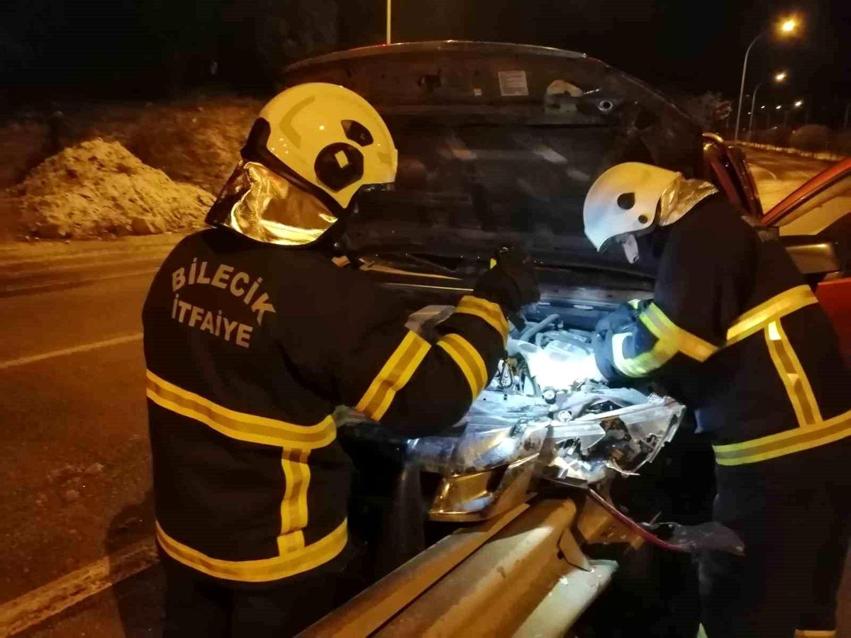 Bilecik\'te bariyerlere çarpan aracın sürücüsü yaralandı