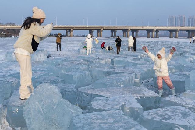 Çin'in Songhuajiang Nehri'nde Buz Kütlelerinin Muhteşem Manzarası
