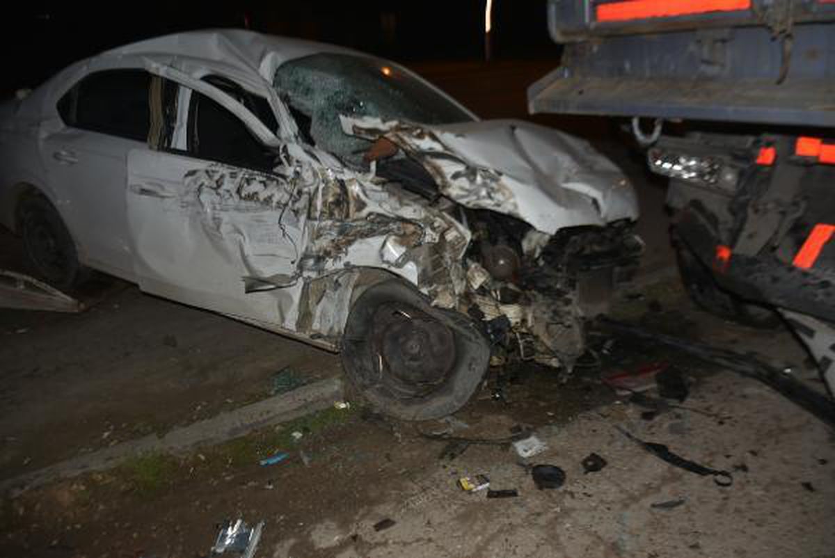 EDİRNE'DE OTOMOBİL, PARK HALİNDEKİ 2 TIR'A ÇARPTI 2 YARALI