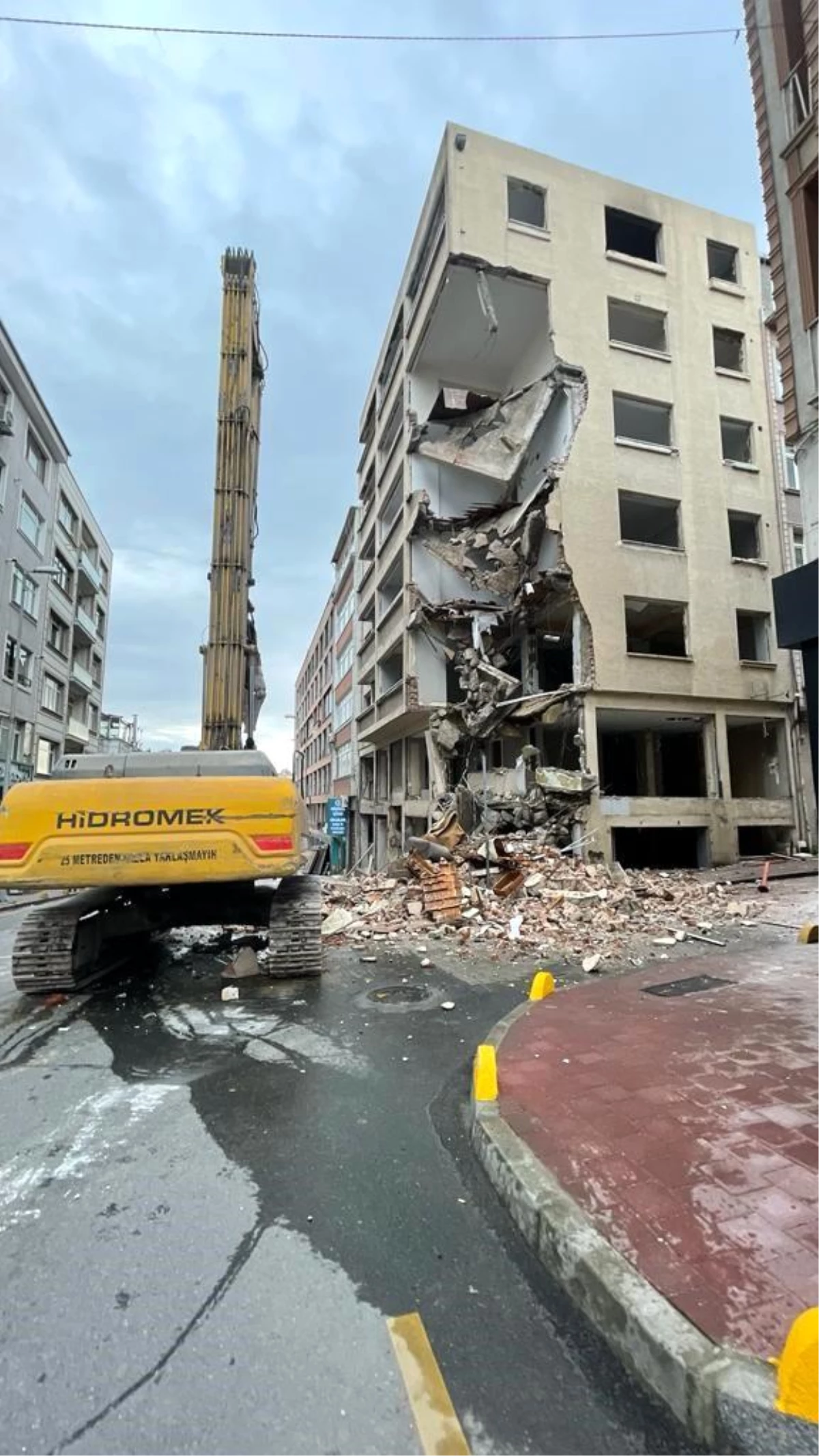 Fatih\'te bina yıkımında tedbir almayan müteahhitte cezai işlem
