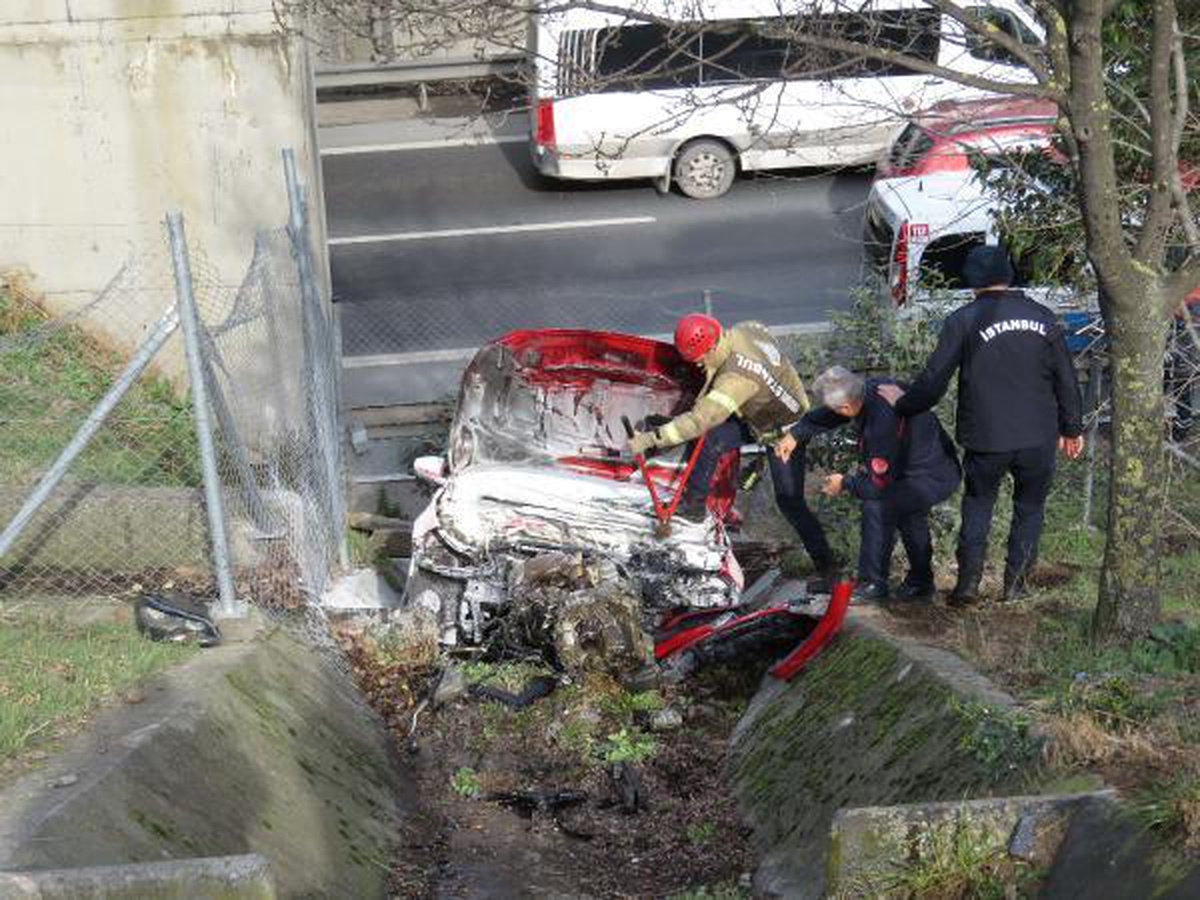 Hurdaya dönen otomobilden burnu bile kanamadan çıktı