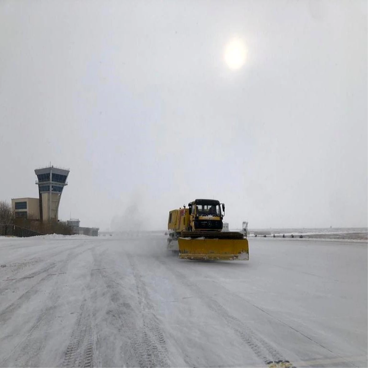 Iğdır\'da yoğun sis: Uçak seferleri iptal edildi