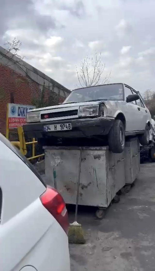 Oto sanayide ilginç görüntü! Arabayı çöpe attı, görenler şaşkınlığını gizleyemedi Oto sanayide ilginç görüntü! Arabayı çöpe attı, görenler şaşkınlığını gizleyemedi