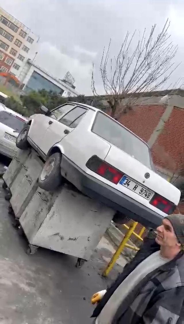 Oto sanayide ilginç görüntü! Arabayı çöpe attı, görenler şaşkınlığını gizleyemedi Oto sanayide ilginç görüntü! Arabayı çöpe attı, görenler şaşkınlığını gizleyemedi