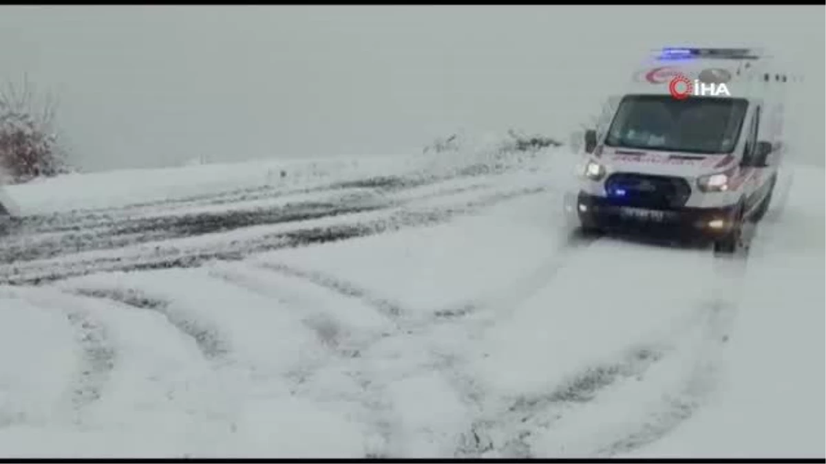 Karda kapanan yolda mahsur kalan ambulans, TEDAŞ ekibi ve 12 işçi kurtarıldı