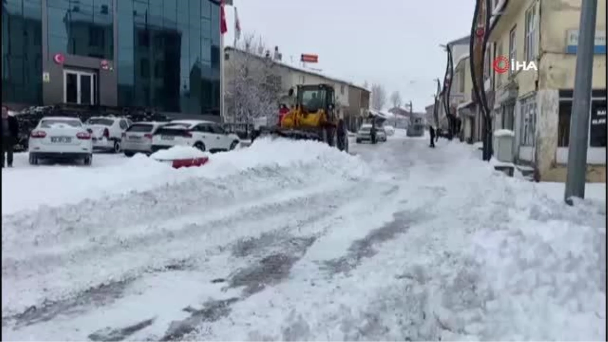 Karlıova Belediyesi\'nden kar mesaisi