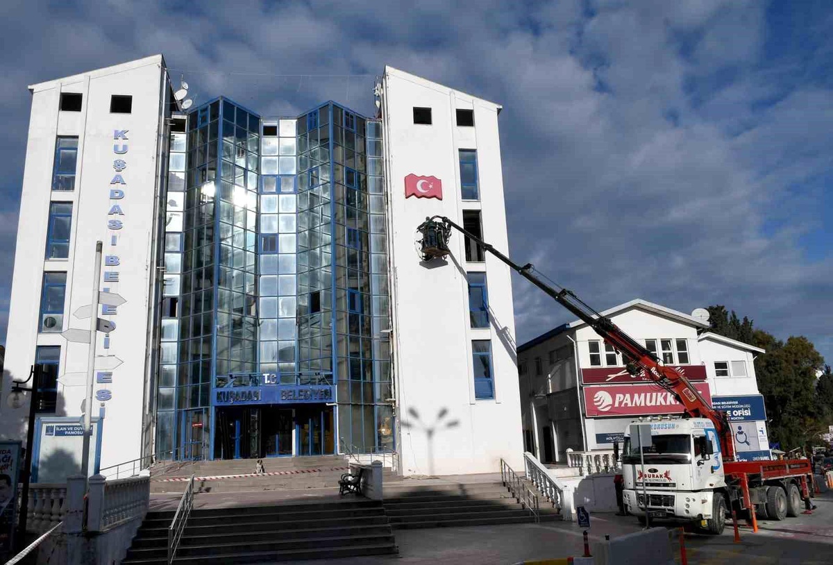 Kuşadası Belediyesi\'nden Türk Bayrağı ve Atatürk hassasiyeti