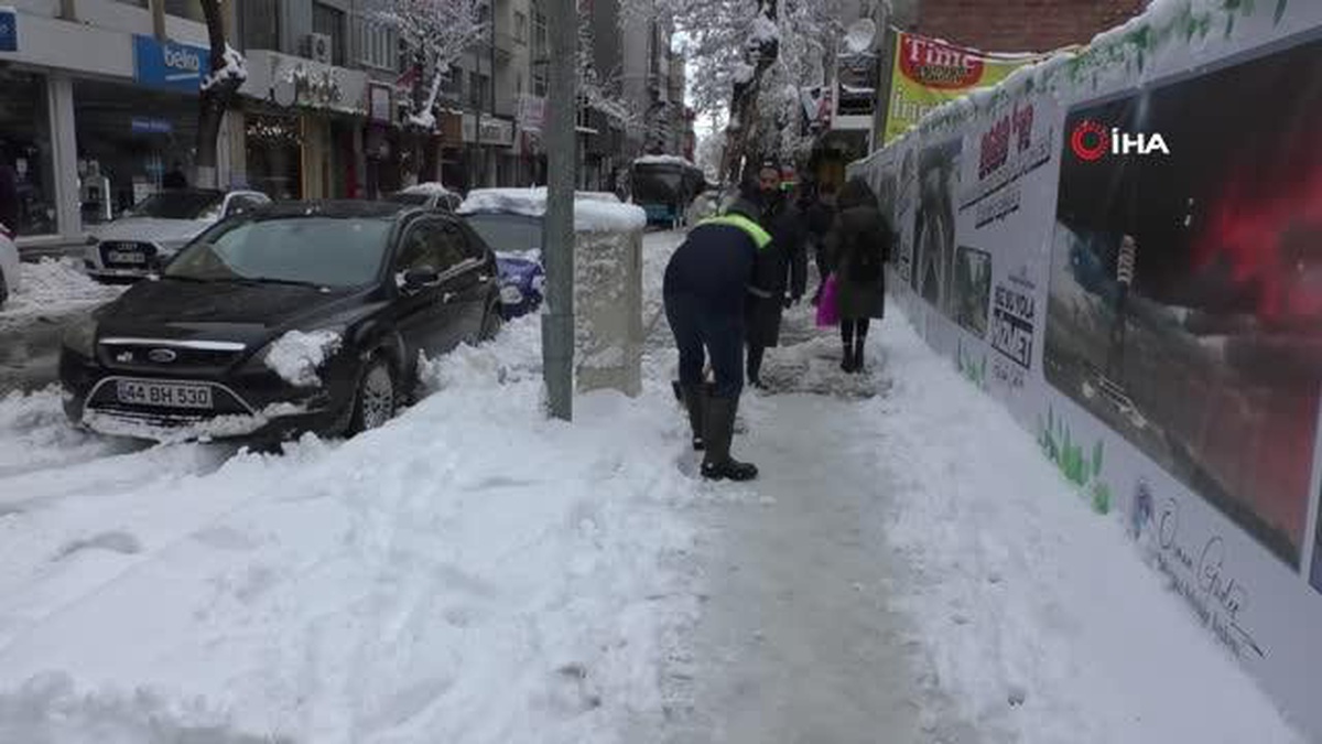 Malatya karlı bir güne uyandı... Yayalar için kaldırıma halı serildi