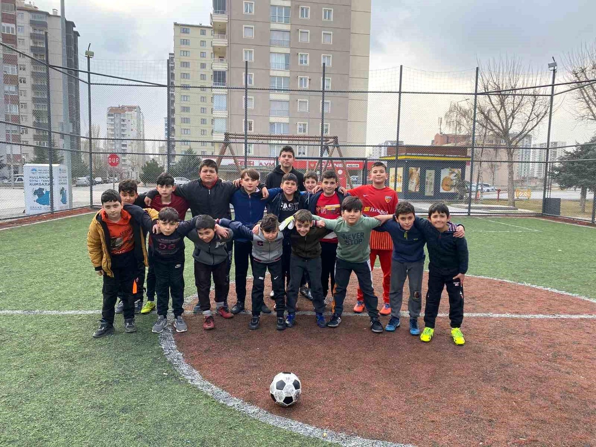 Melikgazi\'nin Futbol Kursu ile Çocuklar Daha Verimli Zaman Geçiriyor