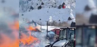 Refahiye'de ev ve ahır alev alev yandı