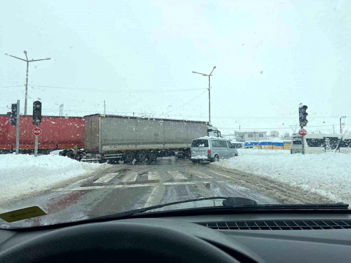 Tatvan\'da tır ile minibüs çarpıştı: 3 yaralı