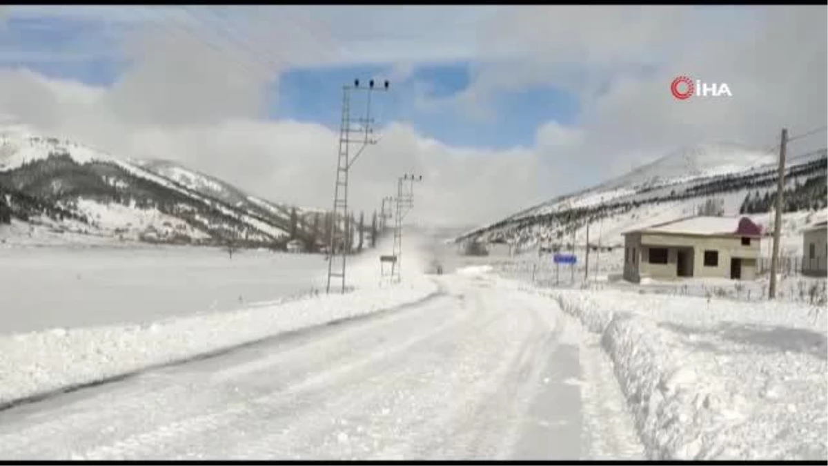 Tufanbeyli Tomarza yolu tipi nedeni ile trafiğe kapatıldı