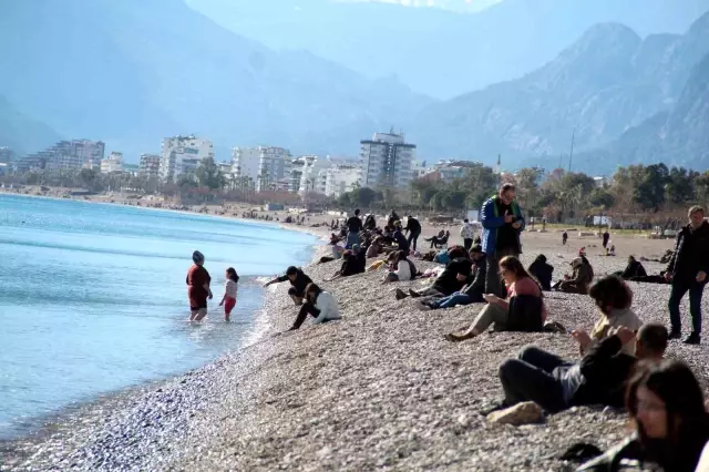 Türkiye'nin dört bir yanı soğuktan donuyor! Antalya'da ise deniz keyfi var