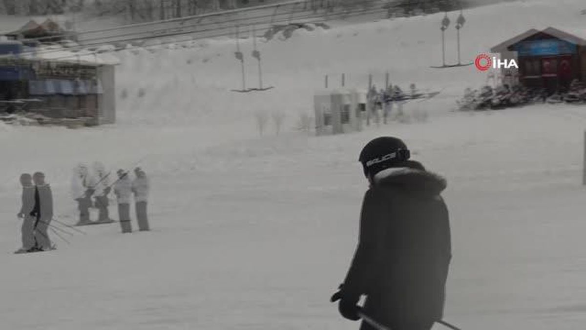 Uludağ'da gündüz kayak, gece ateş başında sohbet keyfi