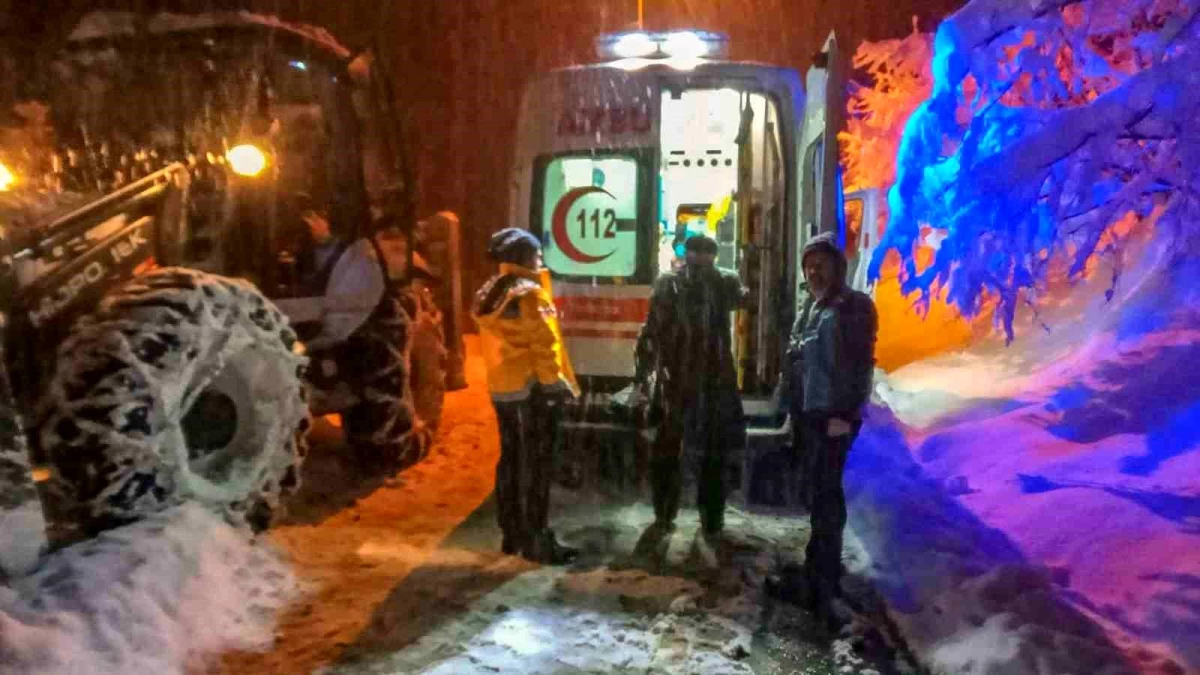 Ünye\'de karla kaplı yolda ekipler, hasta kadın için seferber oldu