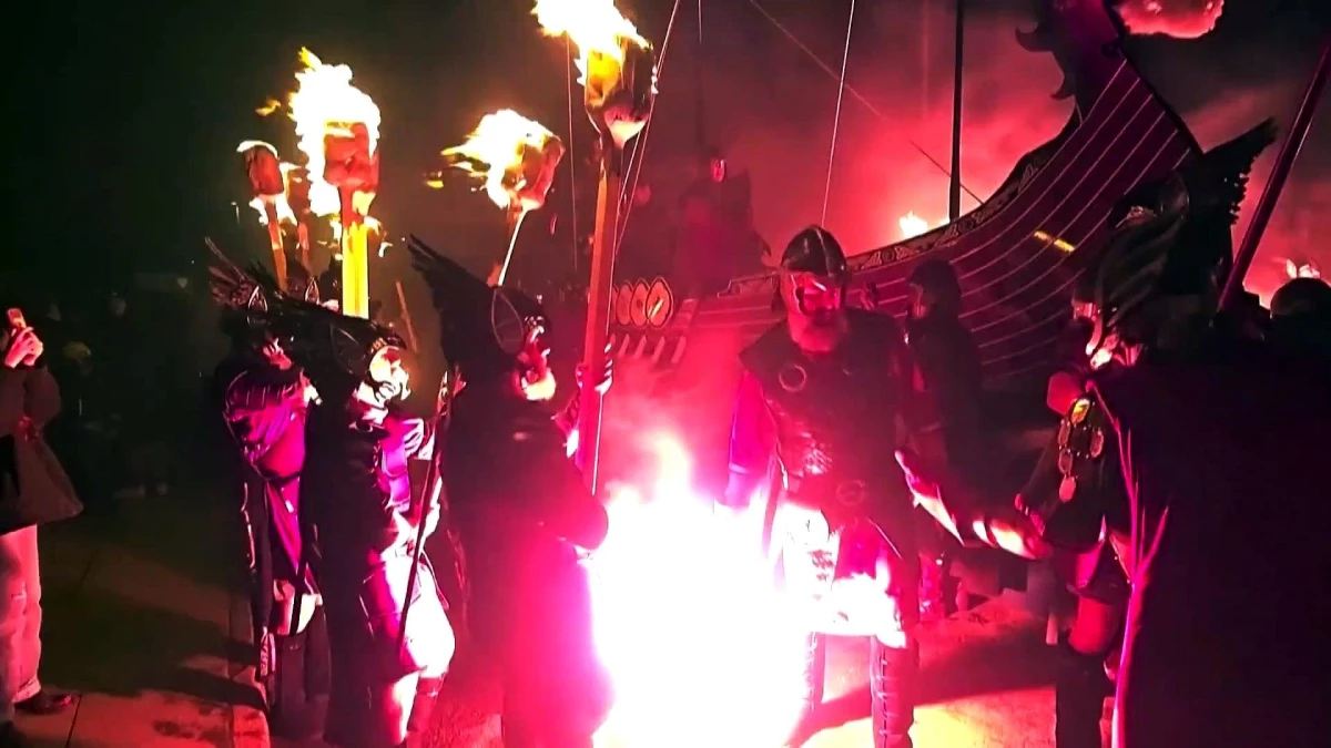Vikinglerin \'Ateş Festivali\' ilk kez kadınların katılımıyla kutlandı