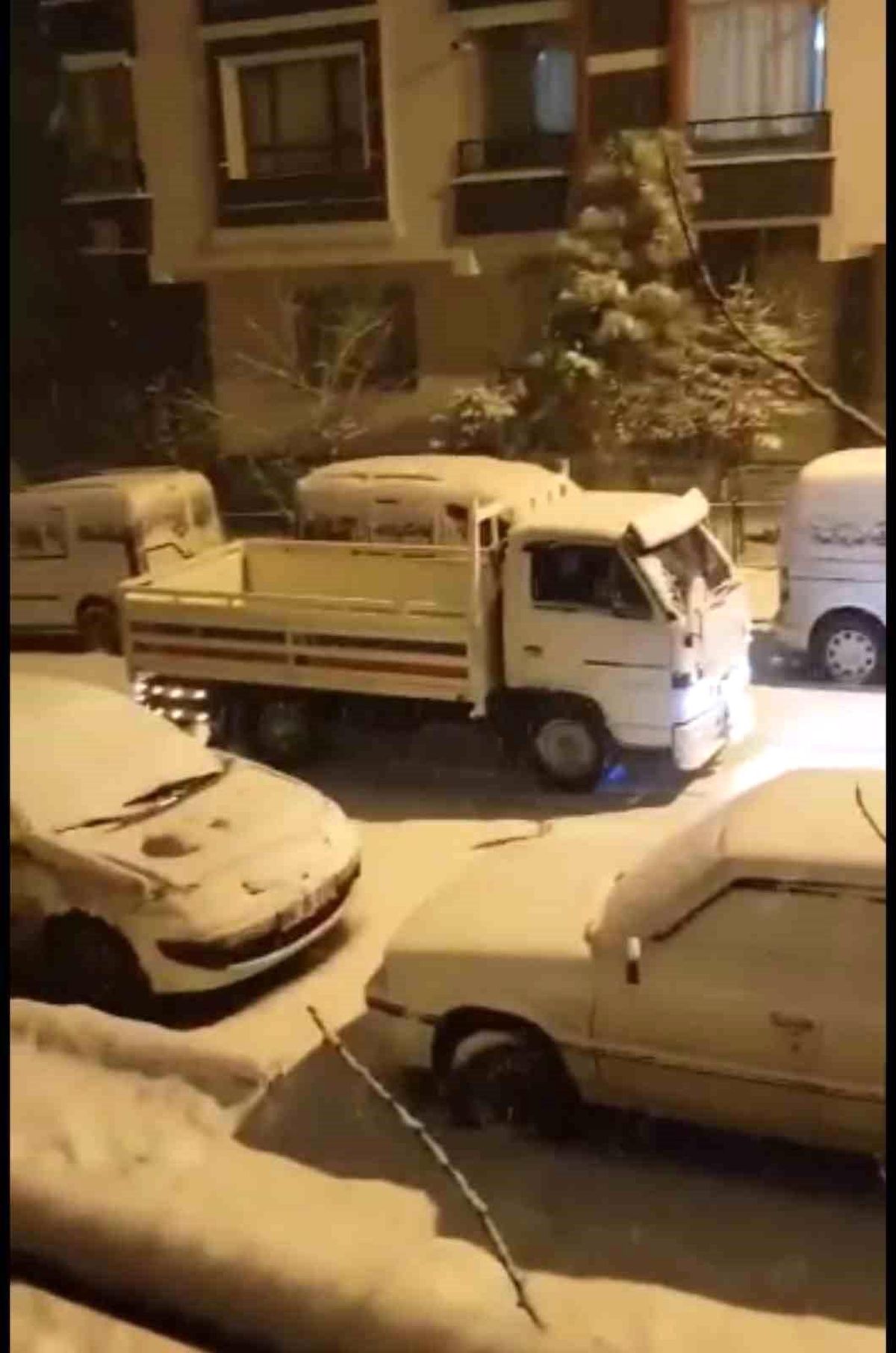 Ankara\'da etkili olan kar yağışı trafikte zor anlar yaşattı