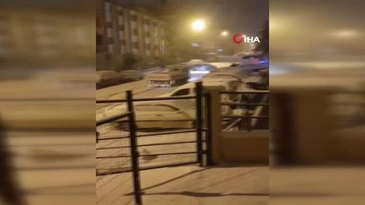 Ankara'da etkili olan kar yağışı trafikte zor anlar yaşattı