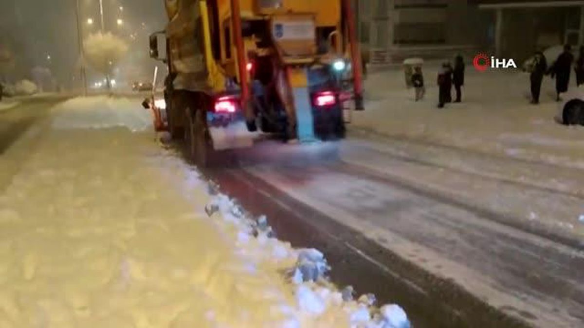 Ankara'da kar yağışı etkisini artırdı