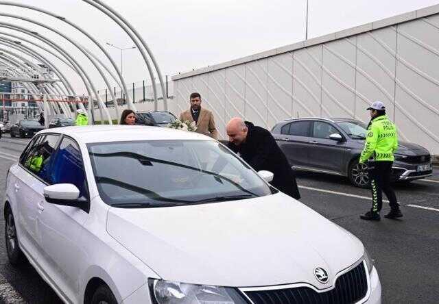 Bakan Karaismailoğlu 10 dakika boyunca gelmesini bekledi! Avrasya Tünel'inden geçen 100 milyonuncu kişiye sürpriz hediye