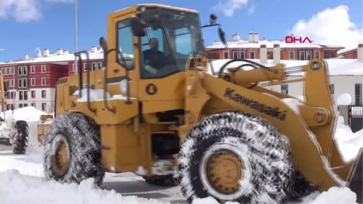 BİTLİS\'TE KARLA MÜCADELE ÇALIŞMALARI SÜRÜYOR; BAŞKAN TANĞLAY \'24 SAAT SAHADAYIZ\'