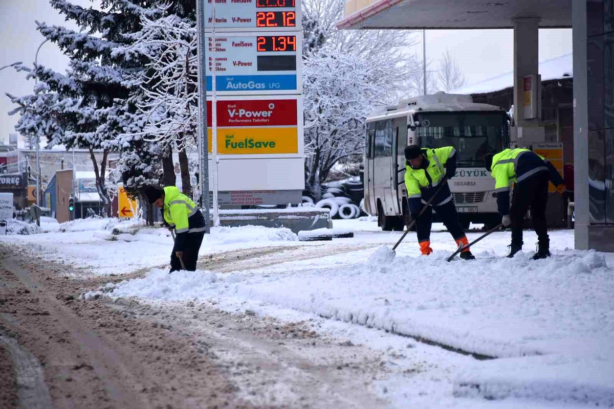 Bozüyük beyaza büründü, belediye ekiplerinin karla mücadelesi sürüyor