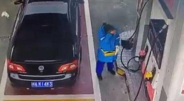 Bunun adı vicdansızlık! Lüks araç sahibinin yaptığı hareket, benzin istasyonunda çalışan kadını ağlattı