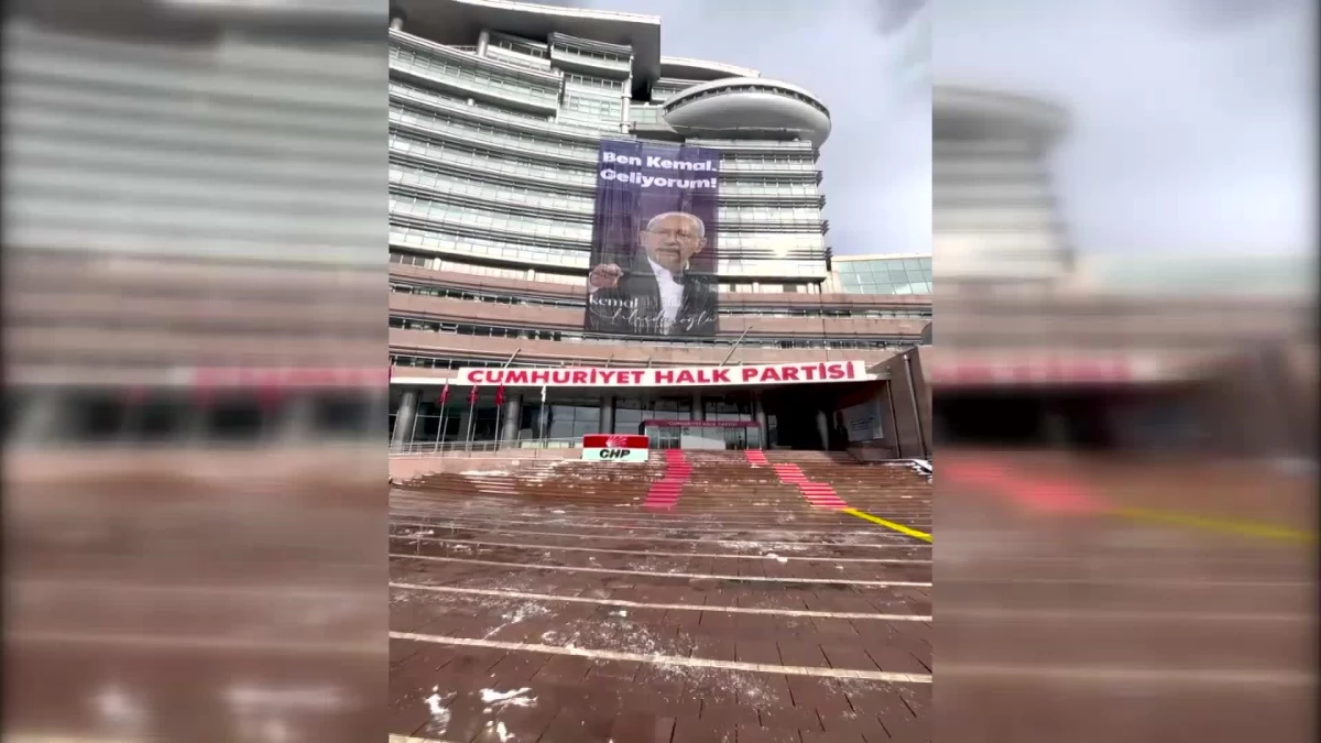 CHP Genel Merkezi\'ne, "Ben Kemal Geliyorum" Pankartı Asıldı